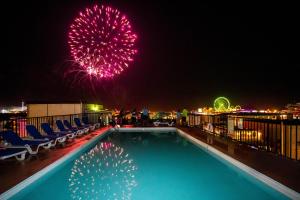 怀尔德伍德Premiere Motel的酒店屋顶上设有烟花的游泳池