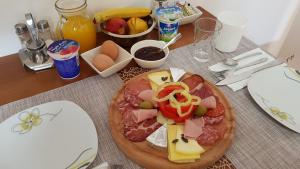 普利特维采村B&B Plitvice Lakes Villa Mija的桌子上放着一盘食物的桌子