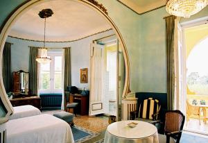 卡斯特罗波尔Hotel Palacete Peñalba的卧室配有一张床和一张桌子