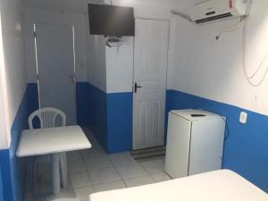圣路易斯Hotel Pousada dos Sonhos的一间拥有蓝白色墙壁的小浴室