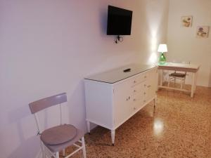 马蒂诺Da Pippi e Gesuina的一间设有白色梳妆台的客房,墙上配有电视