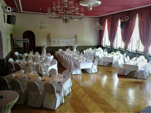 德伯尔恩维贝塔贝酒店的宴会厅配有白色的桌椅和吊灯