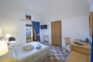 普莱伊亚诺Villa Il Frantoio and Lilmar的一间卧室配有一张床、一张桌子和一张桌子