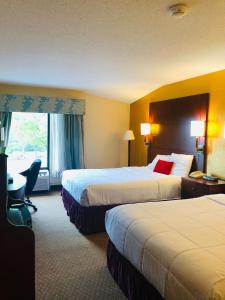 波科诺山波科诺M蒙特酒店的酒店客房配有两张床和一张书桌