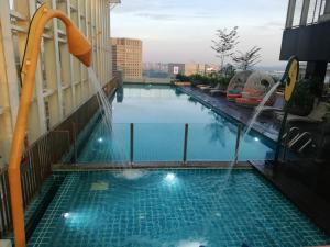 Suasana JB at JB Center Luxury Modern & Rustic 1BR Apt for Bussiness,Vacation trips内部或周边的泳池