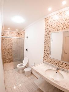 塔曼达雷Flat Apart Hotel Marinas Tamandaré的一间带卫生间、水槽和镜子的浴室
