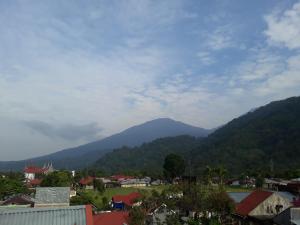 PadangpanjangTrivadoh Syariah Hotel的享有以山脉为背景的小镇美景。