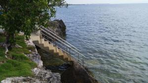 邦劳Panglao Sea Resort - Tangnan的通往悬崖上水面的楼梯