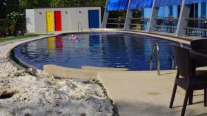 邦劳Panglao Sea Resort - Tangnan的在大楼游泳池游泳的人