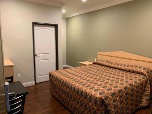 加迪纳市El Rey Inn的卧室配有床和白色门