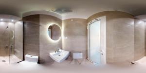帕尔加Kiperi Exclusive的一间带水槽、卫生间和镜子的浴室