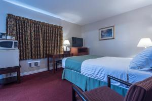 科莫克斯奥古斯塔港旅馆的酒店客房设有两张床和电视。