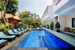 沙努尔巴厘岛尼撒沙努尔酒店的游泳池的图片