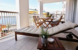格拉多Hotel & Apartments Eldorado的客厅配有沙发和阳台桌子
