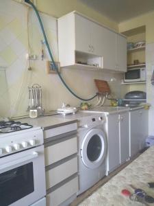 埃里温Guest House Armina的厨房配有炉灶和洗衣机。