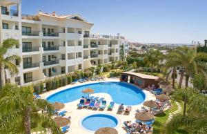阿尔布费拉山海大西洋景花园酒店的享有带游泳池的度假村的空中景致