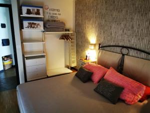 费拉迪普利米罗米纳维尔拉卡萨苏乐多洛米蒂住宿加早餐旅馆的一间卧室配有带3个枕头的床