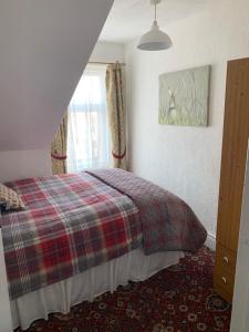 布莱克浦Sarnia holiday flats的一间卧室设有一张床和一个窗口