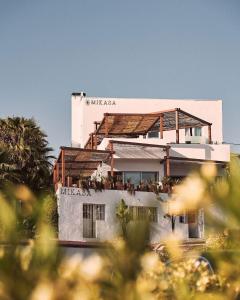 伊维萨镇Mikasa Ibiza Boutique Hotel ADULTS ONLY的前面有树木的白色建筑