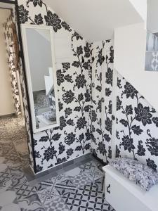 科托尔Bestie House的浴室设有黑色和白色的壁纸和镜子