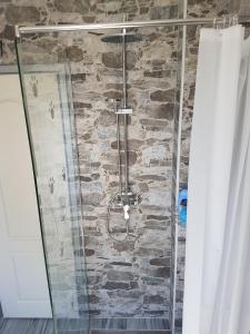 科托尔Bestie House的玻璃门和石墙淋浴