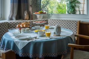 圣沃尔夫冈豪斯拉登博客酒店的一张早餐桌,早餐食品放在蓝色桌布上