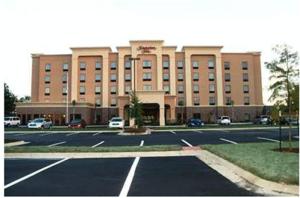 Luckney杰克逊/弗洛伍德汉普顿酒店 - 密西西比州机场区的一座大型建筑,前面设有停车场