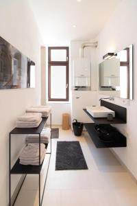 特里尔Casa Augusta - Urban Living的白色的浴室设有水槽和镜子