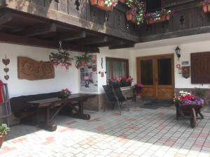 科瓦拉因巴迪亚Garni La Vara的一座建筑中带木桌和椅子的庭院