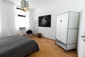 特里尔Casa Augusta - Urban Living的一间卧室配有床和白色橱柜
