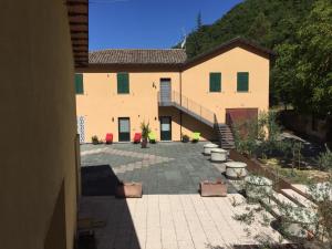 诺切劳恩布拉Sul sentiero di Francesco的享有带庭院的外部景致