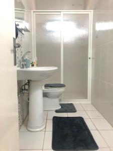 提尔Homeplace Sour的浴室配有卫生间、盥洗盆和淋浴。