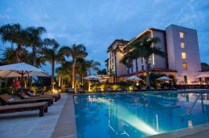 伊瓜苏港伊瓜苏全景酒店的大楼前设有游泳池的酒店