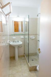 拉法尔达玛丽多尔酒店的白色的浴室设有水槽和淋浴。