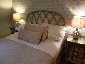 布拉尼Beechwood House Accommodation的一张带两盏灯和两个枕头的床