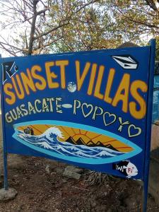 波波约Hostel Sunset Villas Popoyo的冲浪村十字架标志