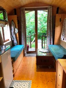 米利拉福雷Millygite Chalet-on-wheels by the river的房屋内带门的房间的景色