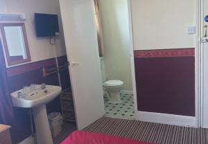 桑当切斯特旅馆的一间带水槽和卫生间的浴室
