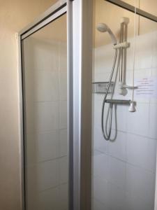 桑当切斯特旅馆的玻璃门淋浴和淋浴头