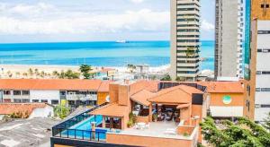 福塔莱萨Ideal Praia Hotel的享有酒店和海滩的空中景致