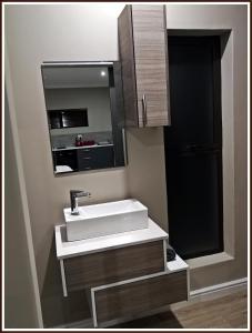 兰格班Studio 77的一间带水槽和镜子的浴室