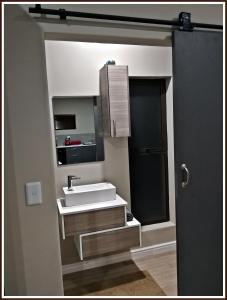 兰格班Studio 77的一间带水槽和镜子的浴室