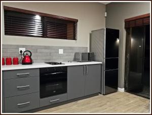 兰格班Studio 77的厨房配有炉灶和冰箱。