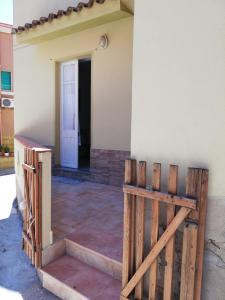 弗卢米尼马焦雷Casa vacanza的木门房子的入口