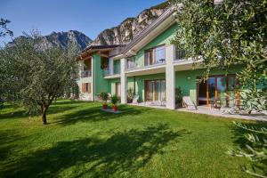 加尔达湖滨Maso Tobel Riva del Garda的山地绿色房子