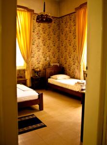 雅典卫城酒店的一间卧室设有两张床和窗户。
