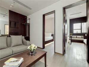 上海上海国际旅游度假区CitiGO欢阁酒店的客厅配有沙发和桌子
