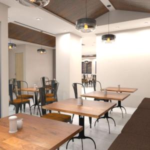 马尼拉Leez Inn Makati的用餐室配有木桌和椅子