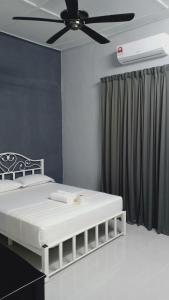 TEBiNG Guest House Taman Negara Malaysia Kuala Tahan客房内的一张或多张床位
