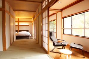 箱根Hakone Fura的客房设有窗户、椅子和床。